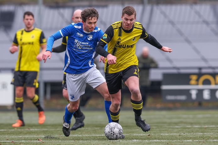 Christian Martinez van Grieken van SC Westervoort (links) tracht Ramon van Steenbergen van VVO af te stoppen in de topper van de derde klasse B. SC Westervoort won met 2-4.
