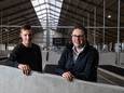 Melkveehouder Remco Jansen Holleboom (links) kreeg hulp van Bjorn Weghorst om een energieneutrale stal te bouwen op zijn erf.