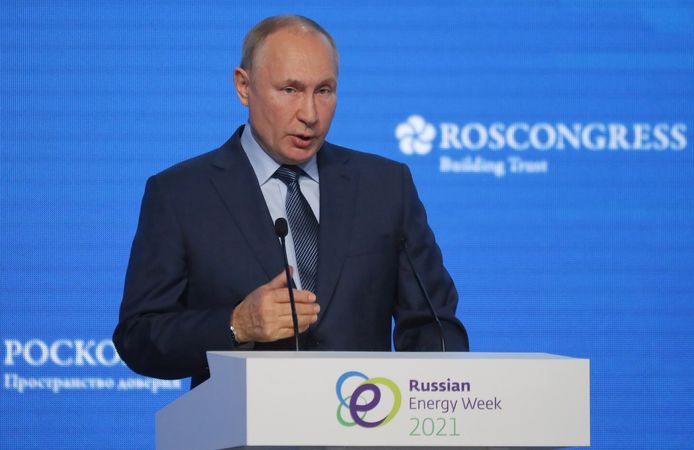 De Russische president Vladimir Poetin geeft een speech tijdens een energieconferentie in Moskou.