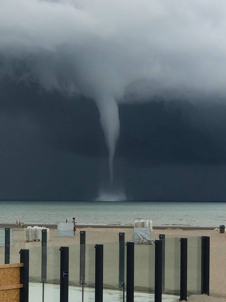 Waterhoos in Oostduinkerke Beeld Karel Mertens