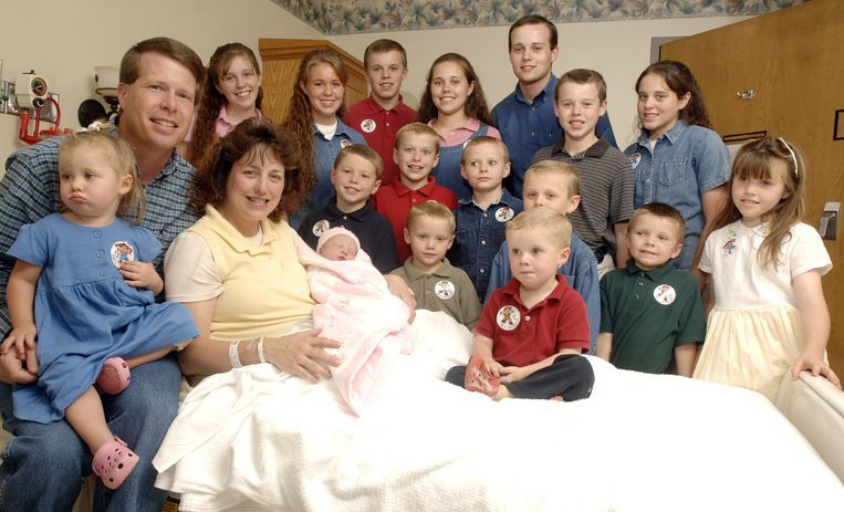 Josh Duggar is de oudste van de 17 kinderen van Michelle Duggar en Jim Bob. Hij is de langste jongen die achteraan staat. Beeld ap