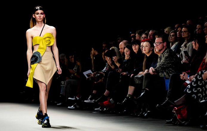 Een model loopt voor MARTAN, van designers Diek Pothoven en Luuk Kuijf.  Ze lanceerden hun allereerste gezamenlijke collectie op de gisteren op de openingsavond van Mercedes-Benz Fashionweek Amsterdam