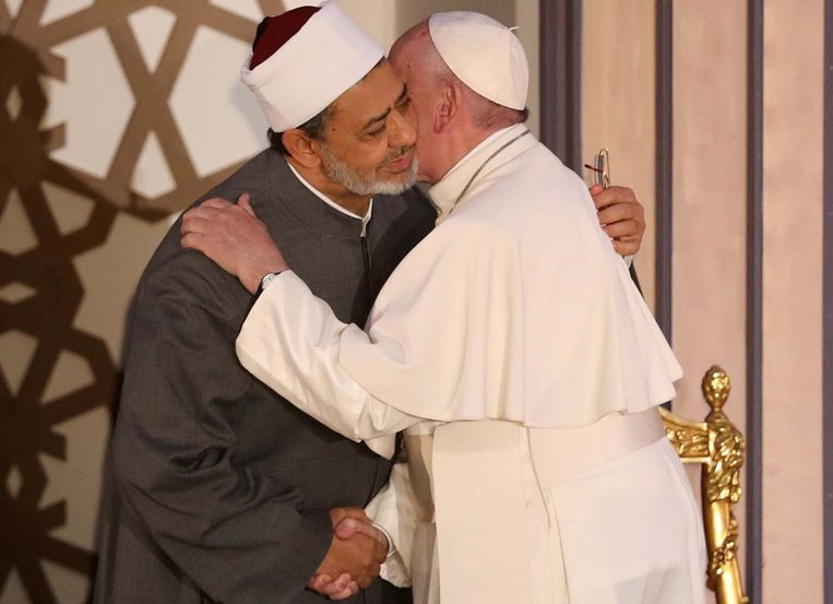 Paus Franciscus omhelst  Ahmed Al-Tahyeb, imam van de Al-Azhar moskee annex universiteit in Cairo. Beeld REUTERS