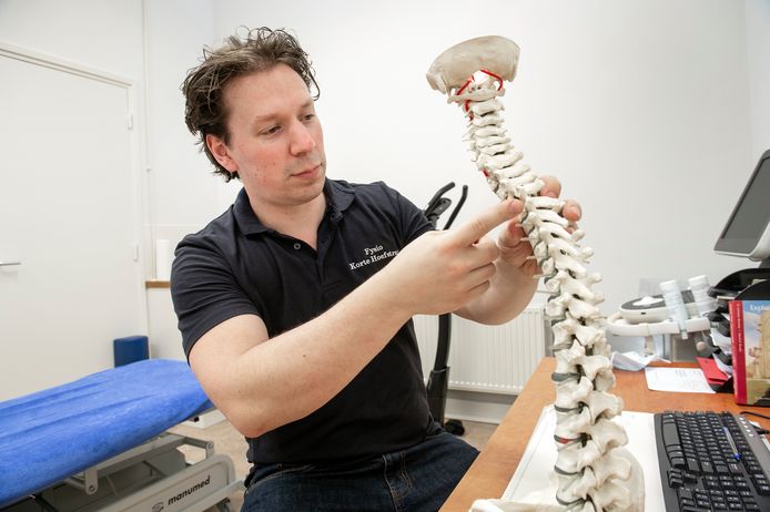 Fysiotherapeut Ivo Lutke Schipholt wijst hij een kwetsbaar plek van de ruggenwervel aan. Het afgelopen jaar zag hij volop thuiswerkers met rugklachten langskomen.