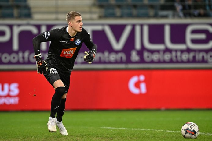 Paul Nardi in actie tijdens de 3-0-overwinning tegen Eupen.