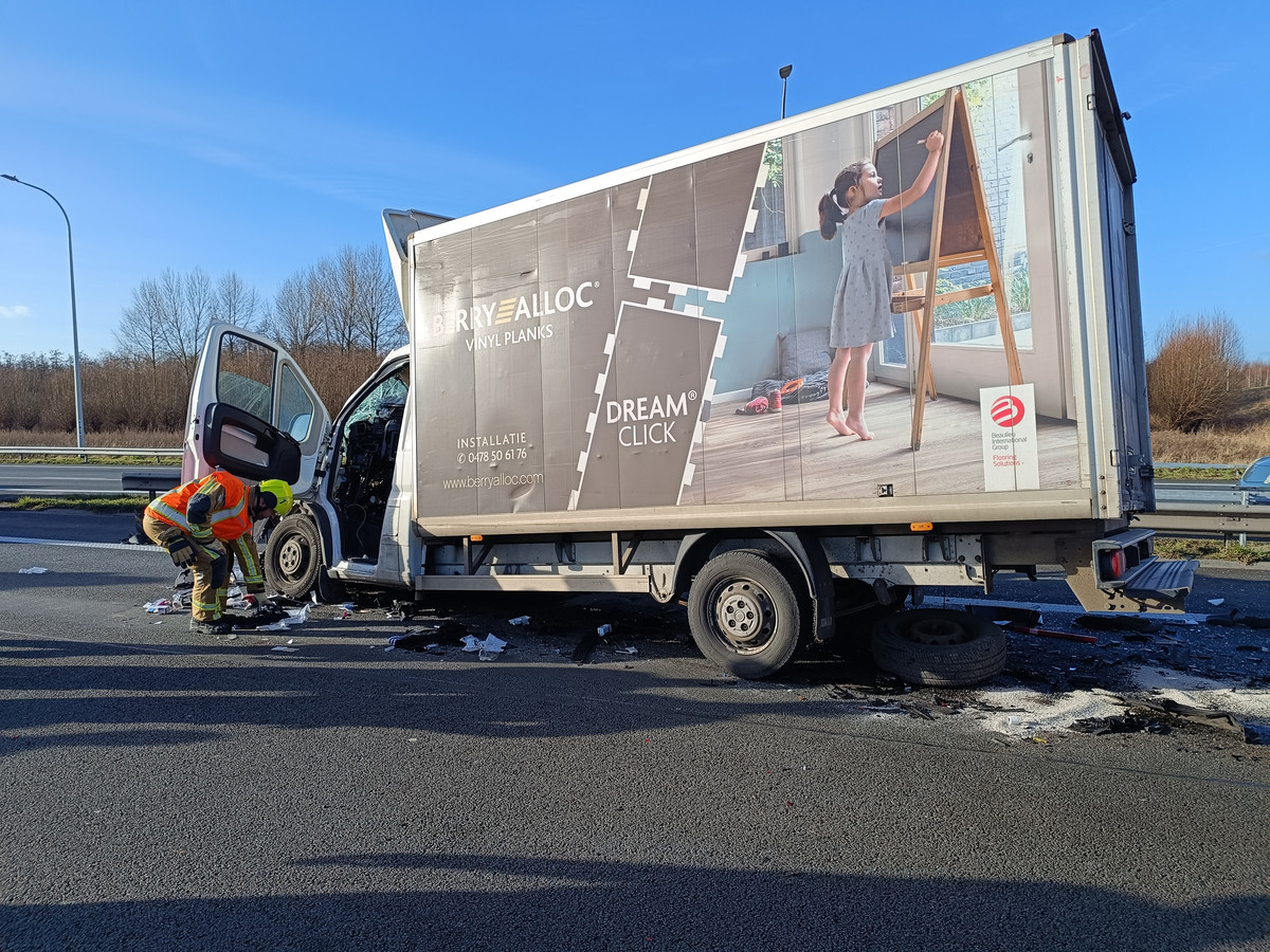 Bestelwagen rijdt in op file E17 door boerenprotest in Frankrijk ...
