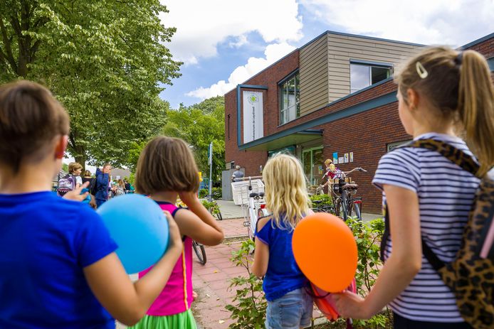 De gemeente wil op het dakterras van kindcentrum de Leydraad in Cromvoirt een nieuw klaslokaal bouwen.