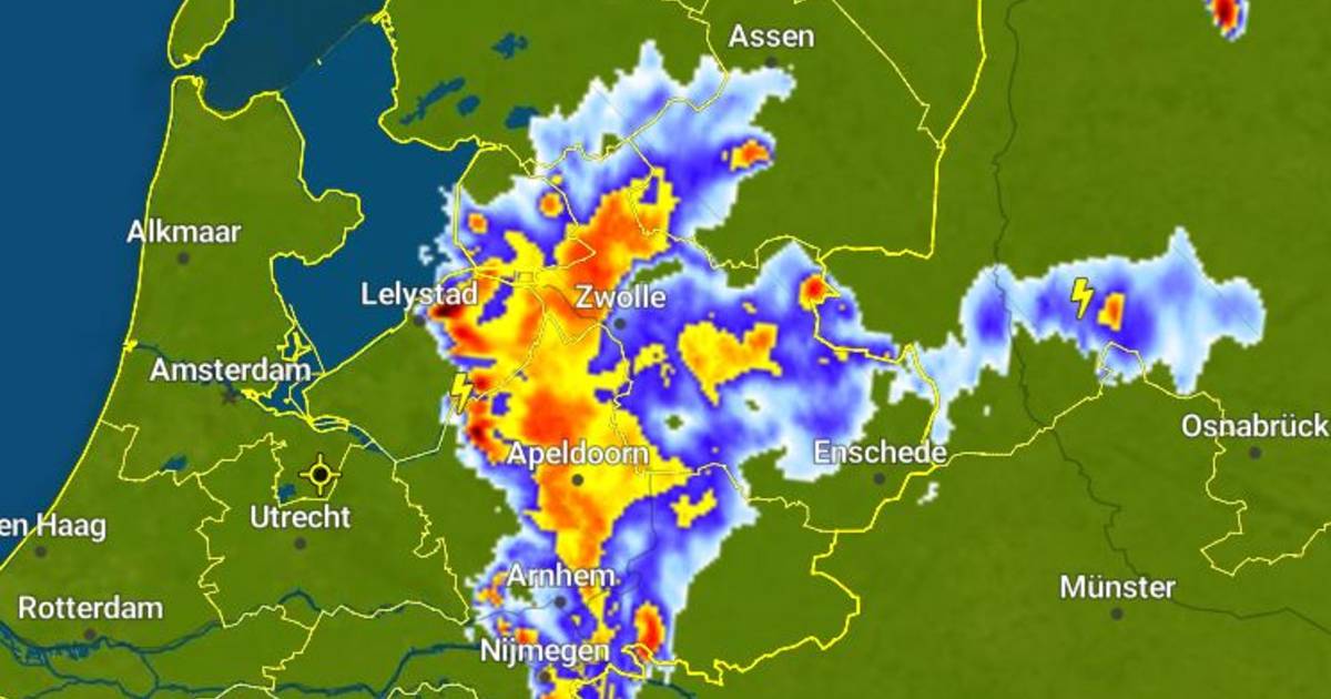 Hagel, hevig onweer en plensbuien het weer veroorzaakt overlast in OostNederland Zwolle