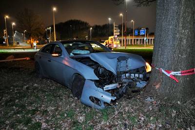 Politieachtervolging eindigt met auto tegen boom in Heukelom, automobilist gewond