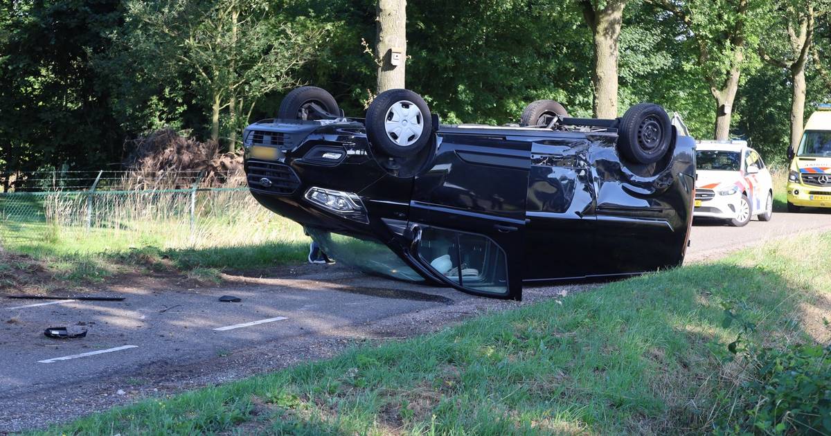 Auto belandt ondersteboven op weg bij botsing in Boekel, maar bestuurder raakt niet gewond.
