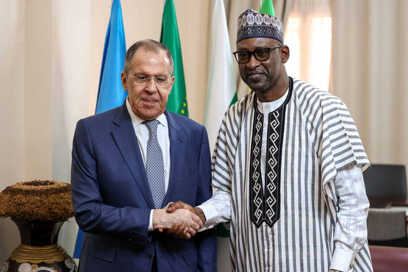 Le ministre russe des Affaires étrangères Sergueï Lavrov et son homologue malien Abdoulaye Diop.