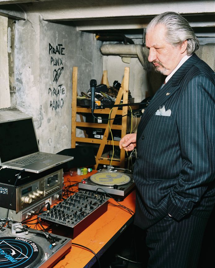 Alex van der Wyck alias Casper Beaumont in de kelder van kraakpand De Illusie aan het werk voor radio Tonka