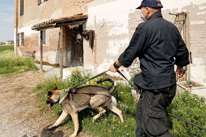 Onder meer het huis van de neven van Saman Abbas werd doorzocht met een speurhond.