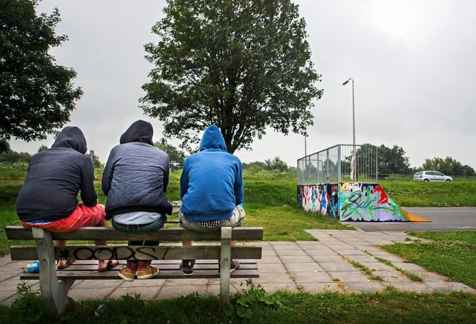 Foto ter illustratie, drie hangjongeren op een bankje