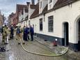 De brandweer en politie bij het godshuis in de Kammakersstraat in Brugge.