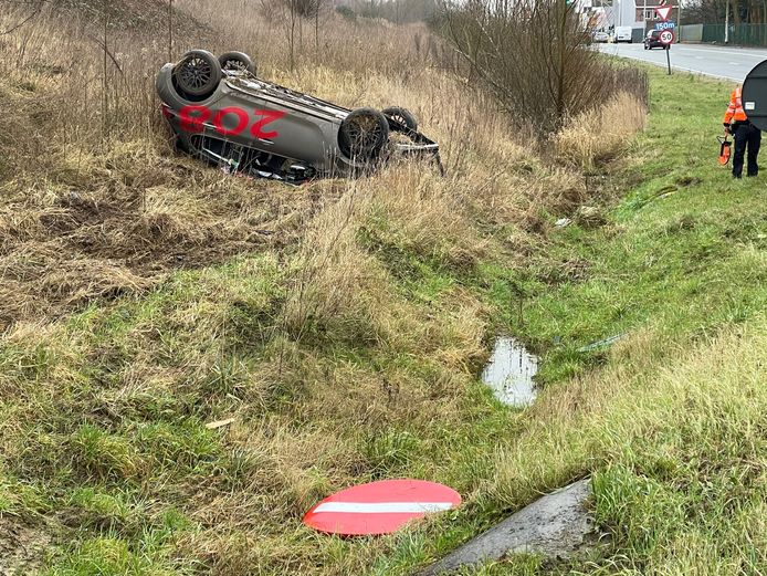 De Peugeot 208 van de jongeman kwam op zijn dak in de grasberm terecht.