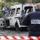 Brutaal geweld tegen Franse agenten: molotovcocktail in politieauto, jongeren blokkeren vluchtroute met stenenregen
