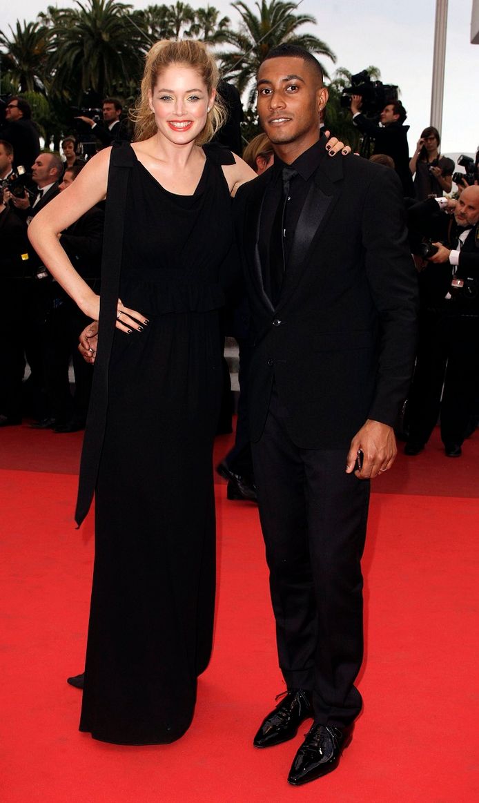 Doutzen Kroes en Sunnery James bij de première van 'La Conquete' tijdens het 64e Filmfestival vcan Cannes in 2011.