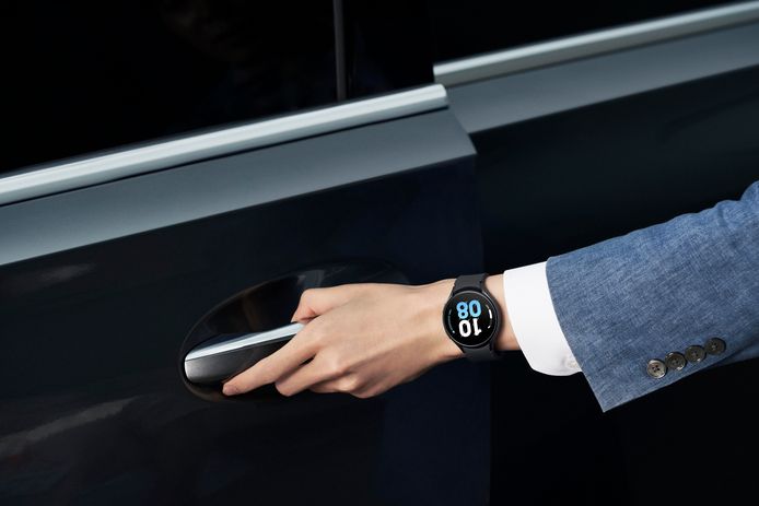 De Samsung Galaxy Watch 5 in het donkergrijs.