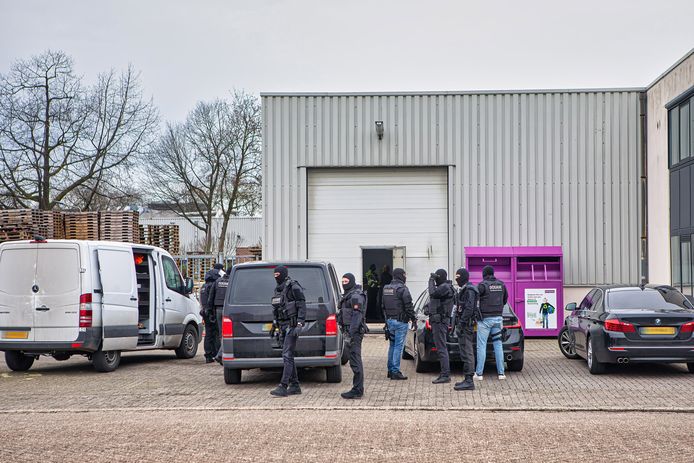 Een zwaar bewapende speciale eenheid van de douane viel vorige week binnen in een illegale sigarettenfabriek in een loods in Oosterhout.