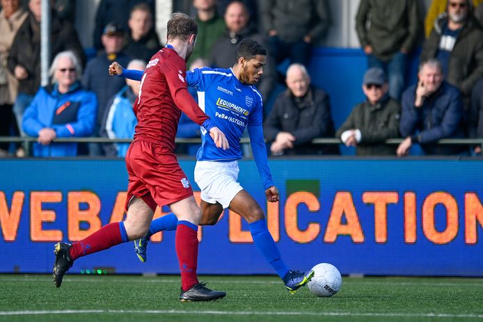 Fabio Hendriksen in actie namens GVVV tijdens het duel met Quick Boys.