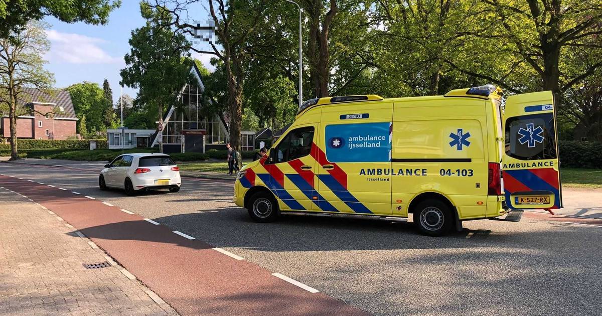 Jongen op fiets raakt gewond bij aanrijding in Zwolle: slachtoffer op brancard de ambulance in.