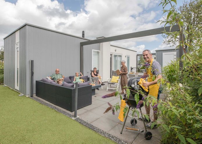 Opa Henk (links) en oma Jannie Meeuwisse (staand) zijn heel blij met hun lodge op vakantiepark Zeebad in Breskens. Schoonzoon Gerben Roks  (aan de BBQ), dochter Kim en kleinkinderen Stan (6) en Gwen (8) genieten mee.
