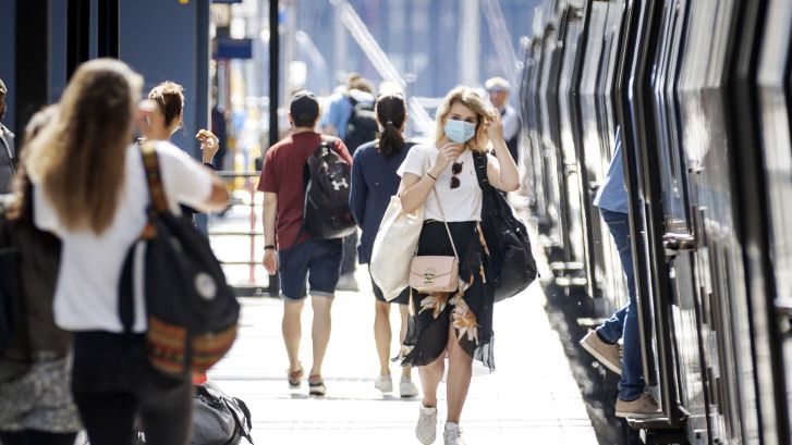 WHO is om en adviseert mondkapje in publieke ruimte