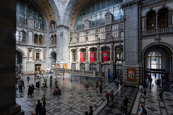 Nazivlaggen in het Centraal Station in Antwerpen voor filmopnames.