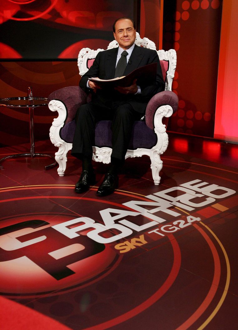 Berlusconi tijdens een televisieoptreden in april 2006. © EPA Beeld 