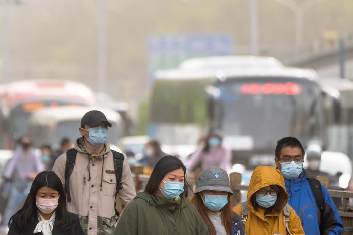 Mensen met mondmaskers in Peking.