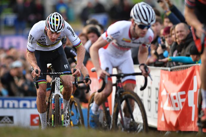 Mathieu van der Poel in het wiel van Eli Iserbyt.