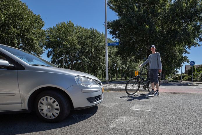 Archieffoto van fietsburgemeester Sarge Meulman van Eindhoven die onder andere in de wijk Hanevoet keek naar de fietsvoorzieningen en het onderhoud van de straat.