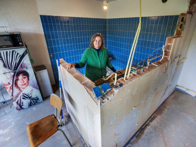 Elisa heeft haar ideale flat gevonden: ‘Deze blauwe jaren 70 tegels gaven de doorslag’