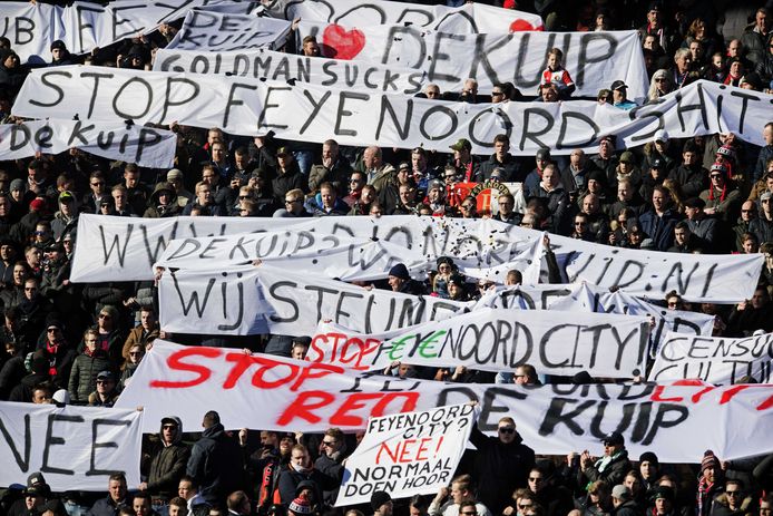 Ook eind februari tijdens de thuiswedstrijd tegen PSV maakten Feyenoordsupporters een statement met hun spandoeken.