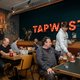Bruine kroeg in een modern jasje: bestel een biertje uit een van de 33 bierkranen bij Tapwest