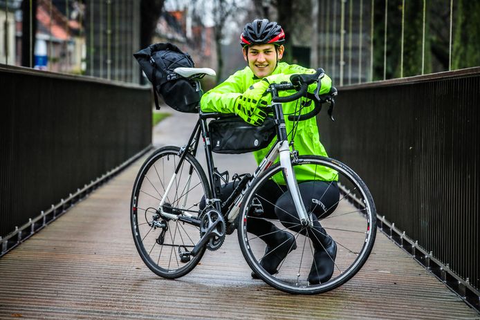 hybride kapperszaak bereiden Hendrik (22) fietste alleen naar Bordeaux en zamelde daarmee 8.500 euro in  voor het goede doel: “Uitgeput en op mijn limieten gebotst” | Brugge |  pzc.nl