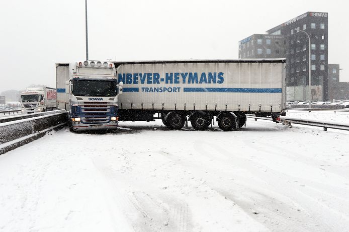 Een vrachtwagen verpert de snelweg E313 in Herentals.