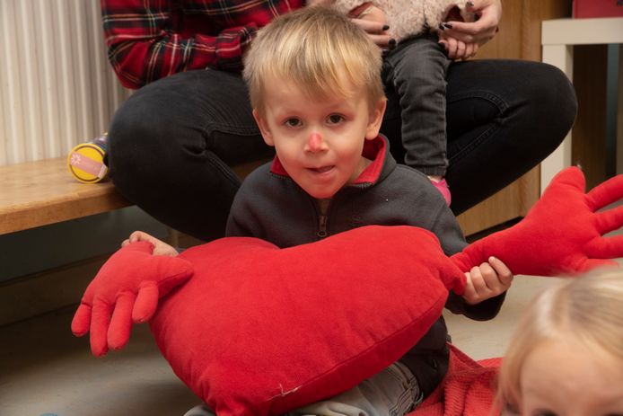 Iedereen rood, zelfs tijdens het snoozen in de kleuterklas, op Rode Neuzendag in de Leefschool van Oosterzele.