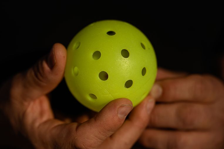 De plastic bal zit vol met gaten. Beeld AFP