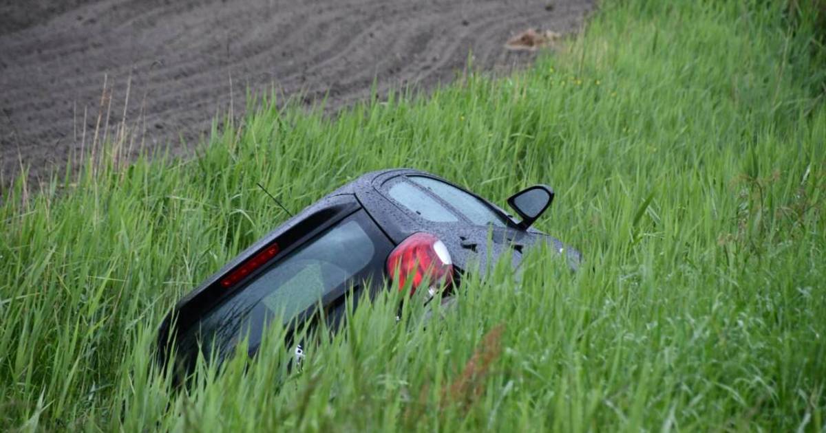 Auto raakt te water op Langeweg in Sluiskil
