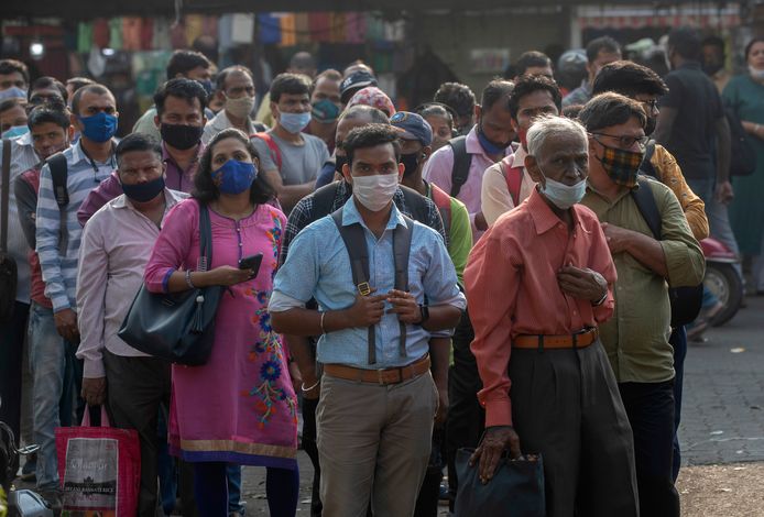 Buspassagiers met maskers in Mumbai, India.