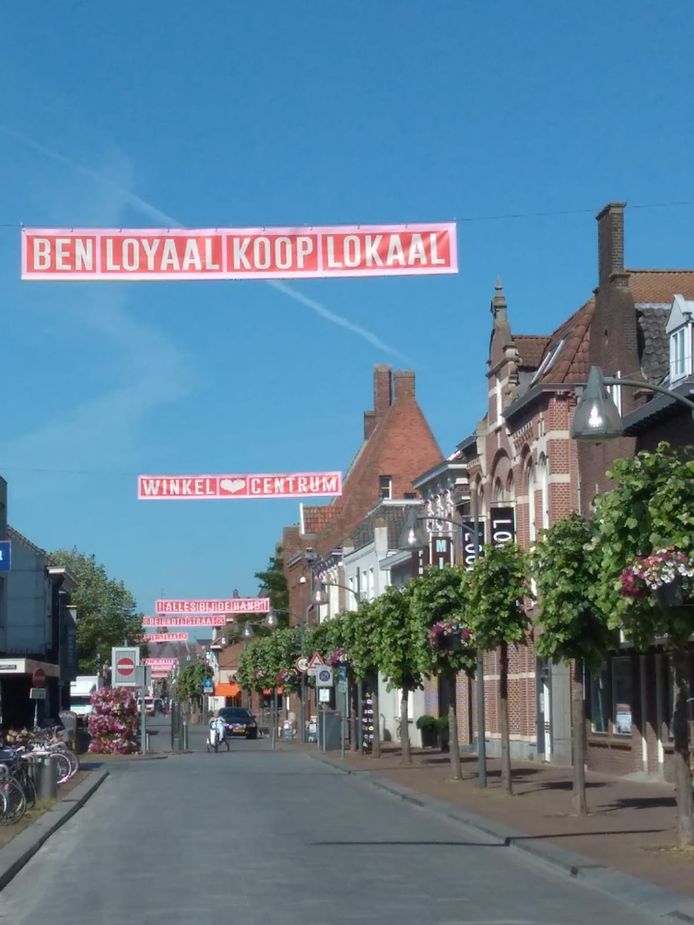 In de Grotestraat hangen nu elf banners met wervende teksten.