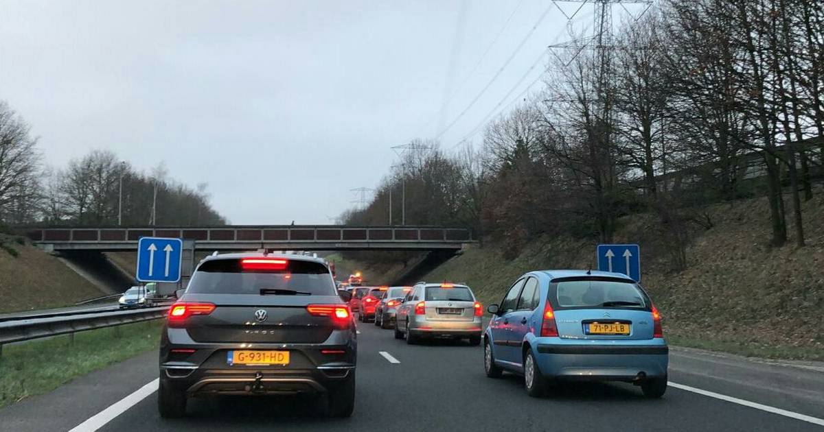 Ongeluk op A35 bij Enschede zorgt voor file.