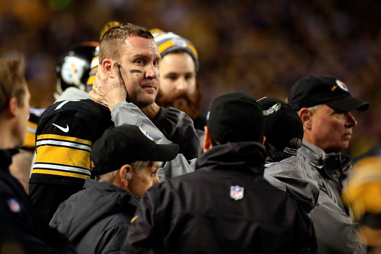 Pittsburgh Steelers-quarterback Ben Roethlisberger wordt gecontroleerd op symptomen van een hersenschudding in de wedstrijd tegen Baltimore Ravens, in januari. Beeld afp