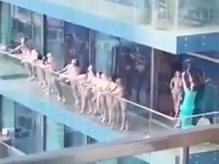 https www 7sur7 be video une douzaine de femmes arretees pour avoir pose nues sur un balcon a dubai acd8e210