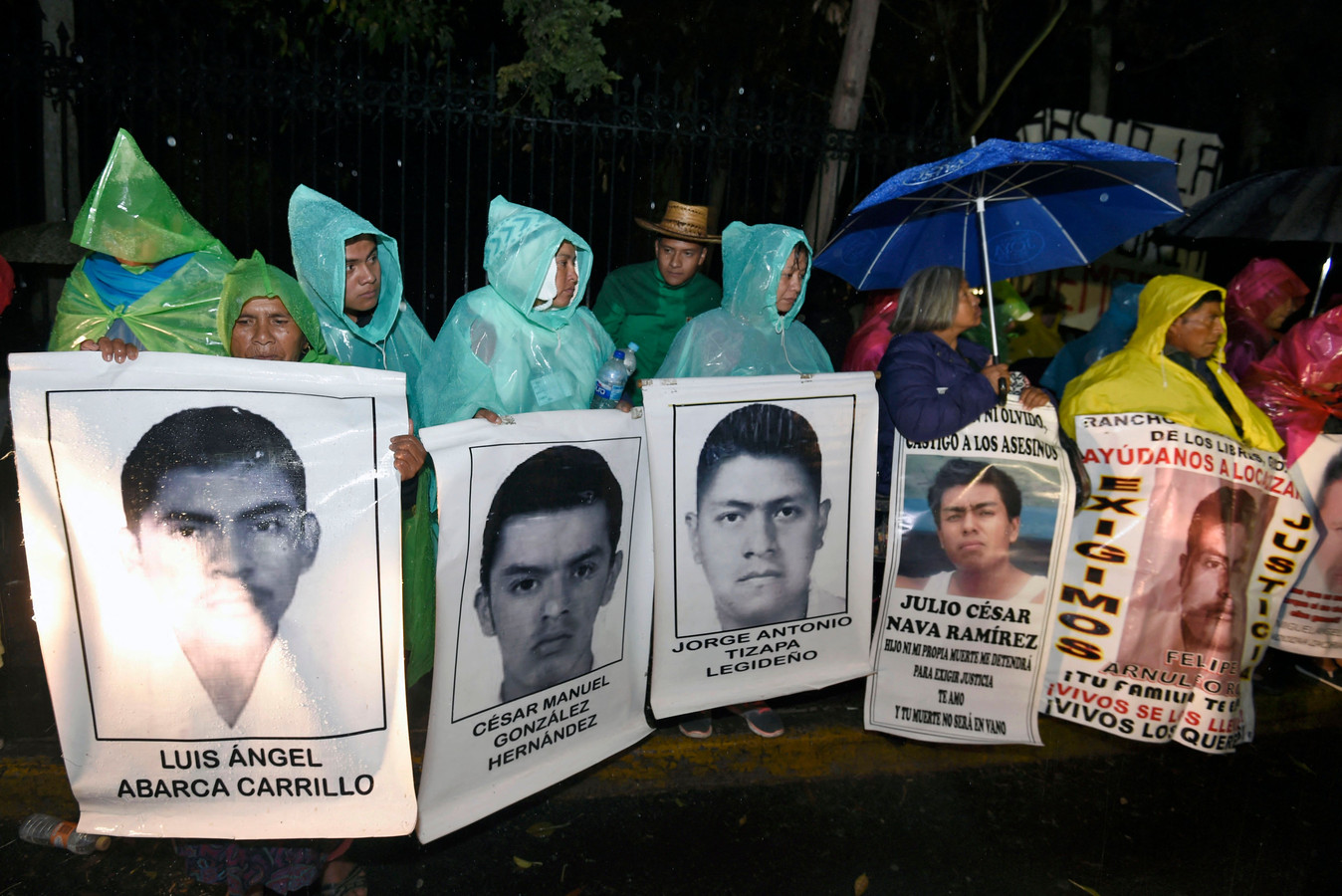Familie en vrienden van de 43 verdwenen studenten demonstreren op kerstavond 2014 met grote foto's van de vermisten voor het toenmalig presidentieel paleis Los Pinos in Mexcio-Stad.