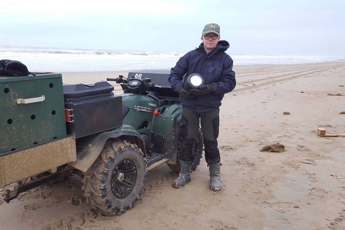 Maarten en zijn vader Leen zoeken tussen Scheveningen en IJmuiden regelmatig naar aangespoelde zeehonden, dit keer vonden ze een urn.