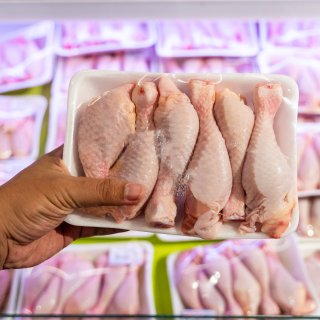 Kip van DekaMarkt mogelijk besmet met salmonella (en hierom was je kip liever níét)