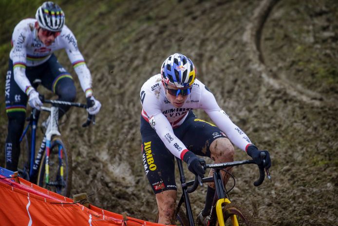Wout Van Aert en Mathieu van der Poel. Het duo focust zich voorlopig nog even op de weg. Zondag staat Parijs-Roubaix namelijk op de agenda.